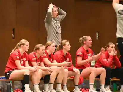 Wollen in Habenhausen eine Reaktion zeigen: die Handballlerinnen der SG FriPe um Trainer Elias W&uuml;hrmann.