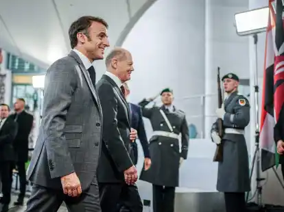 Bundeskanzler Olaf Scholz empf&auml;ngt Frankreichs Pr&auml;sident Emmanuel Macron im November 2023 in Berlin.