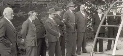 Das undatierte Bild von einem Treffen der Abbehauser und Esenshammer Gemeinder&auml;te zeigt Gemeindedirektor Heinrich Bruns (2. von links) und B&uuml;rgermeister Heinz Dierksen (4. von links) sowie den Abbehauser Gemeindedirektor Helmut R&ouml;ver (3. von rechts).