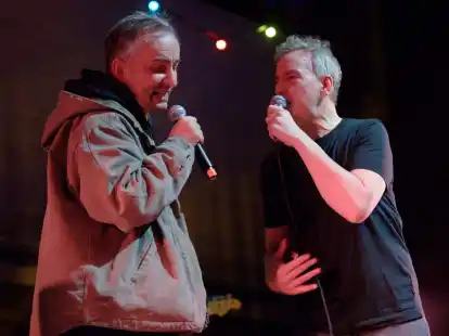 Standen zusammen in K&ouml;ln auf der B&uuml;hne: Jan B&ouml;hmermann (l) und Olli Schulz.