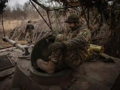 Ukrainische Soldaten bereiten ein selbstfahrendes Artilleriefahrzeug vor, um auf russische Stellungen an der Frontlinie in der Region Donezk zu feuern.