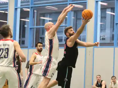 Musste sich mit der TSG Westerstede III nach f&uuml;nf Siegen in Serie wieder geschlagen geben: Ramon Reuter (am Ball).