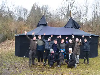 Die DLRG-Ortsjugend Wildeshausen weihte ihre neue Jurte beim Winterbiwak im Harz ein.