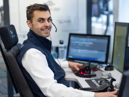 Der Binnenschifffahrtskapit&auml;n Joachim Lauwers an seinem Schreibtisch in Duisburg.