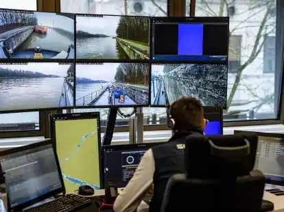 Alles im Blick: Binnenschifffahrtskapit&auml;n Joachim Lauwers steuert von seinem Schreibtisch aus ein Schiff auf der Route von Walcheren nach Antwerpen. (Christoph Reichwein/dpa)