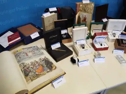 Faksimile-B&uuml;cher und andere Gegenst&auml;nde pr&auml;sentiert die Kriminalpolizei bei einer Pressekonferenz in Gera.