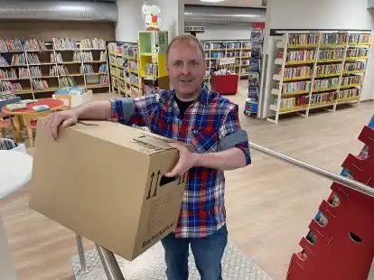 Schon viel erledigt, aber noch alle H&auml;nde voll zu tun: Stadtb&uuml;chereileiter Marcus Becker in der neuen B&uuml;cherei im ehemaligen Studio von Actic Fitness beim Hallenbad.