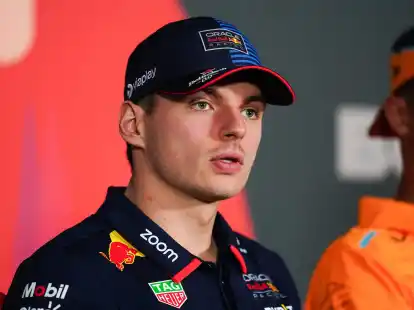Der Niederl&auml;nder Max Verstappen spricht w&auml;hrend einer Pressekonferenz.