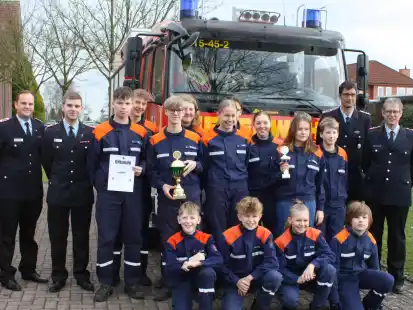 Das Foto zeigt die Teams der Jugendfeuerwehren Accum, Sillenstede und Schortens mit den Betreuern nach dem Knotenwettkampf.