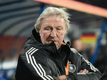 Interimsbundestrainer Horst Hrubesch steht vor Spielbeginn in der Coachingzone.