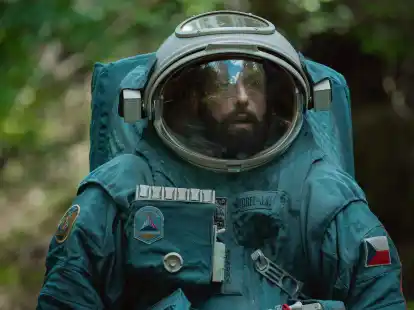 Adam Sandler als Kosmonaut Jakub in dem Netflixfilm &laquo;Spaceman&raquo;.
