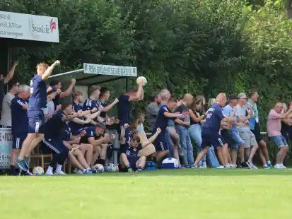 Jubel beim Auswärtsspiel in Visquard: Als Aufsteiger hält sich der TSV Friesenstolz Riepe in der Ostfrieslandliga gut – auch von der Jugendarbeit in der Gemeinde profitiert der Verein.