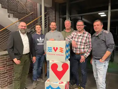 B&uuml;rgermeister Sven Stratmann (v.l.) hat sich mit den Ortsvorstehern Fabian Rolfes (Neuvrees), Raphael Opilski (Friesoythe), Christoph B&ouml;hmann (Markhausen), Dennis L&ouml;schen (Altenoythe) und Stefan Fuhler (Neuscharrel) zu einem Ideenaustausch getroffen.