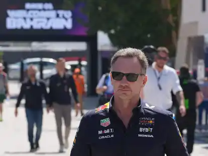 Red-Bull-Teamchef Christian Horner geht in Shakir durch das Fahrerlager.