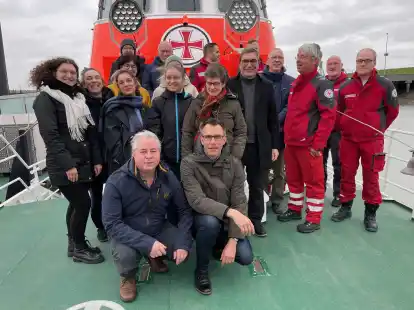 Besuch an Bord: Lehr&auml;rzte, Vertreter der Region Jade Bay, Medizinstudentinnen und die Besatzung des Rettungskreuzers &bdquo;Berhard Gruben&ldquo;. Das studentische Ausbildungsprogramm &bdquo;Die Nordsee ruft&ldquo; haben (vorne von links) Dr. Olaf Goldbaum (Jade Bay GmbH) und Dr. Markus Ennen konzipiert.