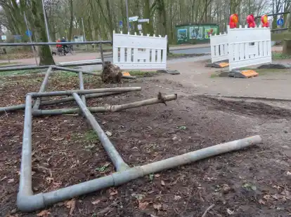 Nur zeitweilig am Boden: die Metallgatter am Wall-Zugang beim Sch&uuml;tzenhof.