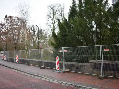 Bleibt aufgrund der Verkehrssicherungspflicht erst einmal stehen &ndash; der Bauzaun vor der Mauer, die Fahrbahn und Gehweg von der Schlossgraft trennt.