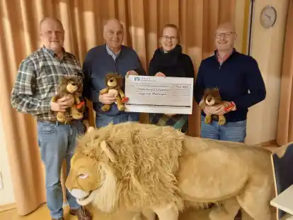 Hegeringsleiter Christof Rippe (2. von links) sowie dessen Jagdkollegen Gerd Peek  (rechts) und Hubert Niemann (links) &uuml;berreichten eine Spende in H&ouml;he von 32.500 Euro an Kirsten H&ouml;fer (Gesch&auml;ftsf&uuml;hrerin Verein Kinderhospiz L&ouml;wenherz).