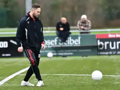 Vor dem Testspiel gegen den VfB Germania Wiesmoor musste sich Heidmühles Trainer Daniel Oleksyn mit aufwärmen und auch spielen. Das soll am Sonntag anders laufen.