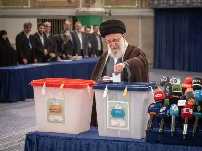 Irans Religionsf&uuml;hrer Ajatollah Chamenei w&auml;hrend seiner Stimmabgabe in Teheran.