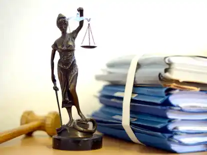 Landgerichte, Amtsgerichte und das Oberlandesgericht Oldenburg mussten im Jahr 2023 viele Akten bearbeiten. Insgesamt gingen mehr als 70 000 neue Verfahren ein.