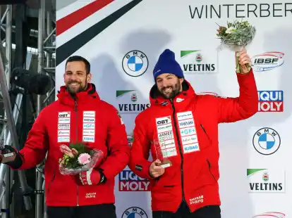 Der Schweizer Sandro Michel (l) ist froh, den Sturz in Altenberg &uuml;berlebt zu haben.
