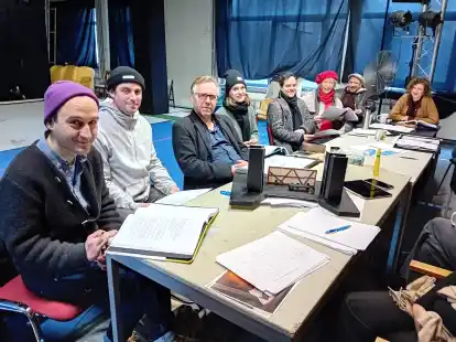 Rollenspiel als Quasi-H&ouml;rspiel: Die Schauspieler lesen sich erstmals gegenseitig ihre Textbeitr&auml;ge in einem Nebenraum der Nordseepassage in Wilhelmshaven vor. Links der Oberspielleiter und Regisseur Robert Teufel; auf dem Tisch steht das Modell des sp&auml;teren B&uuml;hnenbildes.