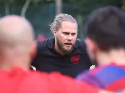 Schwört sein Team auf eine (hoffentlich) erfolgreiche Rückrunde ein: Stenums Trainer Lars Möhlenbrock