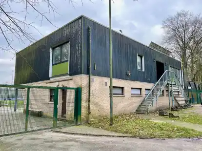 Das alte Umkleide- und Sanit&auml;rgeb&auml;ude an der Sportanlage am Klosterpark wird nun abgerissen. An der Stelle entsteht anschlie&szlig;end ein Neubau.