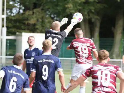 Die Spieler des Heidmühler FC (rot-weiße Trikots) und TuS Obenstrohe kämpfen ab sofort wieder in Punktspielen um den Ball.