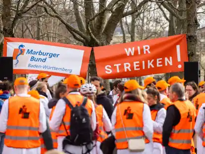 &Auml;rztinnen und &Auml;rzte bei einem Warnstreik Ende Januar in Freiburg.