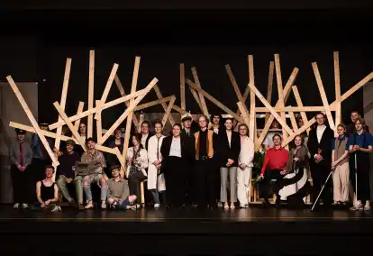 Sie fiebern der Premiere am Sonntag entgegen: die Mitglieder der Theater-Arbeitsgemeinschaft &bdquo;Die M&uuml;cken