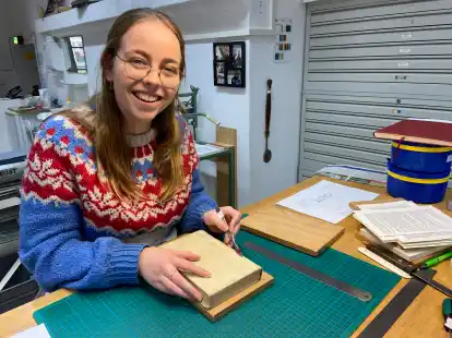 Ihr macht dieser Beruf so richtig Freude: Amelie Hubert ist die erste Auszubildende zur handwerklichen Buchbinderin in der Werkstatt der Landesbibliothek Oldenburg. Bald hat sie ihre Zwischenpr&uuml;fung.