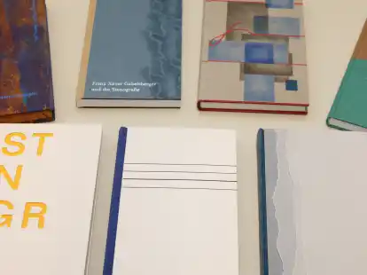 So unterschiedlich wurden die Bucheinb&auml;nde gestaltet: Auszubildende aus den verschiedenen Lehrjahren bekamen die Rohb&ouml;gen desselben Werkes. Die Arbeit von Amelie Hubert ist in der Reihe oben (2. von links) zu sehen.