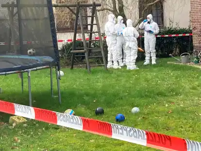 Beamte der Spurensicherung vor einem Einfamilienhaus in der Gemeinde Schee&szlig;el.