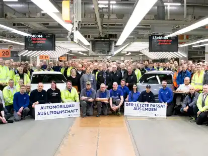 Das war&rsquo;s: Rund 200 Besch&auml;ftigte des VW-Werkes verabschiedeten am Freitag den letzten Passat aus Emder Produktion.