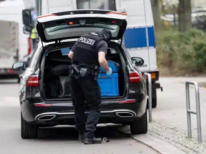 BKA-Beamten kommen zur Wohnung der ehemaligen RAF-Terroristin Daniela Klette. Nach der Festnahme Klettes setzen die Ermittler die Suche nach Ernst-Volker Staub und Burkhard Garweg fort.