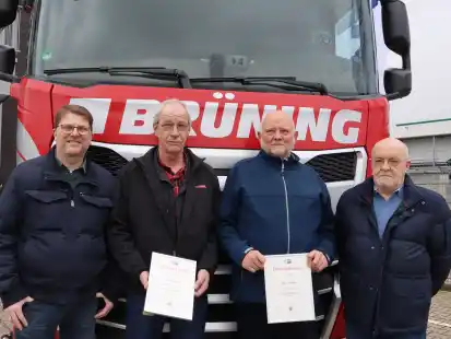 Firmeninhaber Werner Br&uuml;ning (rechts) und Gesch&auml;ftsf&uuml;hrer Michael Hanje (links) dankten Peter Wendt (2. v. r.) und Helmut Bilger f&uuml;r ihr langj&auml;hriges Engagement bei der Werner Br&uuml;ning GmbH.