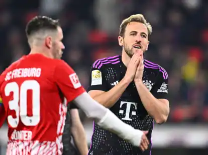 Harry Kane (r) und die Bayern kamen nicht &uuml;ber ein 2:2 in Freiburg hinaus.