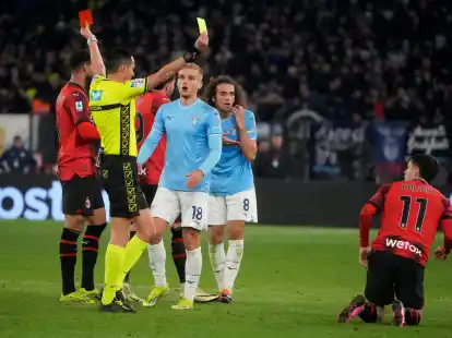 Schiedsrichter Marco di Bello zeigt Matteo Guendouzi (Hintergrund) von Lazio Rom die Rote Karte und Christian Pulisic vom AC Mailand die Gelbe Karte.