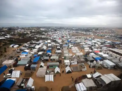 Ein Blick auf ein behelfsm&auml;&szlig;iges Zeltlager f&uuml;r Pal&auml;stinenser, die durch die israelische Bodenoffensive auf den Gazastreifen vertrieben wurden.