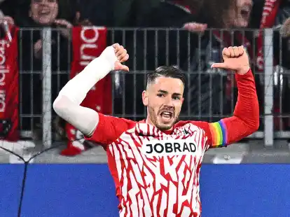 Freiburgs Christian G&uuml;nter jubelt nach seinem Tor zum 1:0.