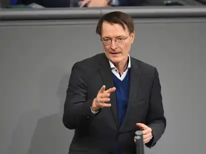 Gesundheitsminister Karl Lauterbach: &laquo;Es w&auml;re albern zu sagen, wir bereiten uns nicht auf einen milit&auml;rischen Konflikt vor, und dann wird er auch nicht kommen. Nach der Logik br&auml;uchte man auch keine Bundeswehr. Nichtstun ist keine Option.&raquo;