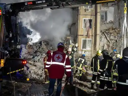 Rettungskr&auml;fte beseitigen die Tr&uuml;mmer eines zerst&ouml;rten Mehrfamilienhauses nach einem russischen Angriff auf ein Wohnviertel in Odessa.