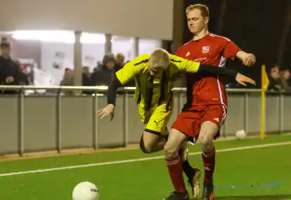 TV Munderloh (gelb) gegen VfL Stenum II (rot)