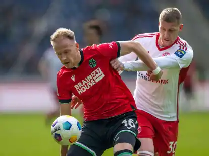 Hannovers Havard Nielsen (l) und D&uuml;sseldorfs Jordy de Wijs k&auml;mpfen um den Ball.