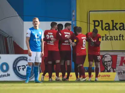 Die Spieler des 1. FC Kaiserslautern feiern den Sieg bei Hansa Rostock.