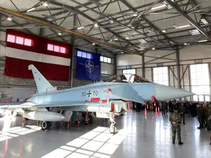 Luftwaffe in Lettland:&nbsp;Soldaten der Bundeswehr neben einem Eurofighter in Lielvarde.