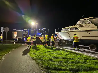 Die THW Ortsgruppe Varel schaffte in Zusammenarbeit mit der Polizei Varel das havarierte Boot von der Bockhorner Stra&szlig;e.