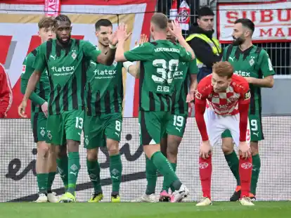 Gladbachs Mannschaft jubelt nach dem Tor zum 1:1.